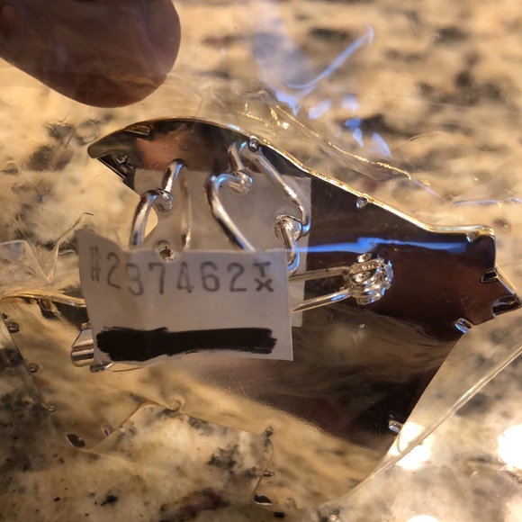 😊 Super cute, silver & gold tone fish Pin can also be worn as a Pendant - Picture 2 of 2